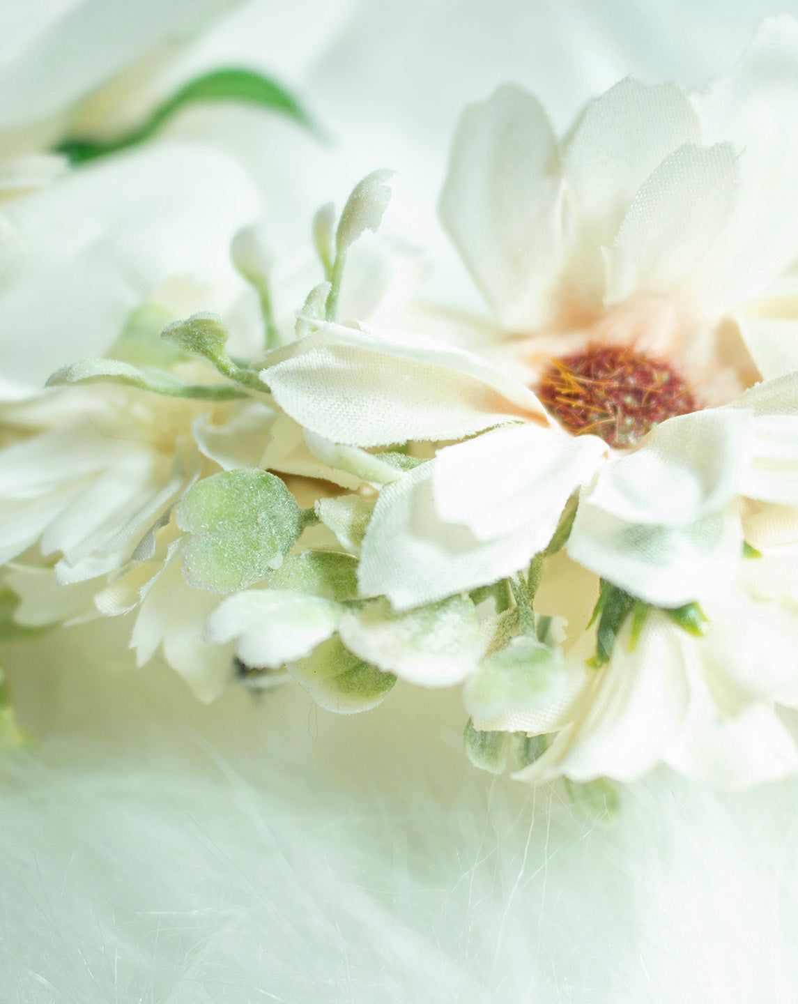 Winters Grace - Witte Bloemen Haarband | Handgemaakte Haaraccessoire voor Magische en Elegante stijlen | by Odette Design