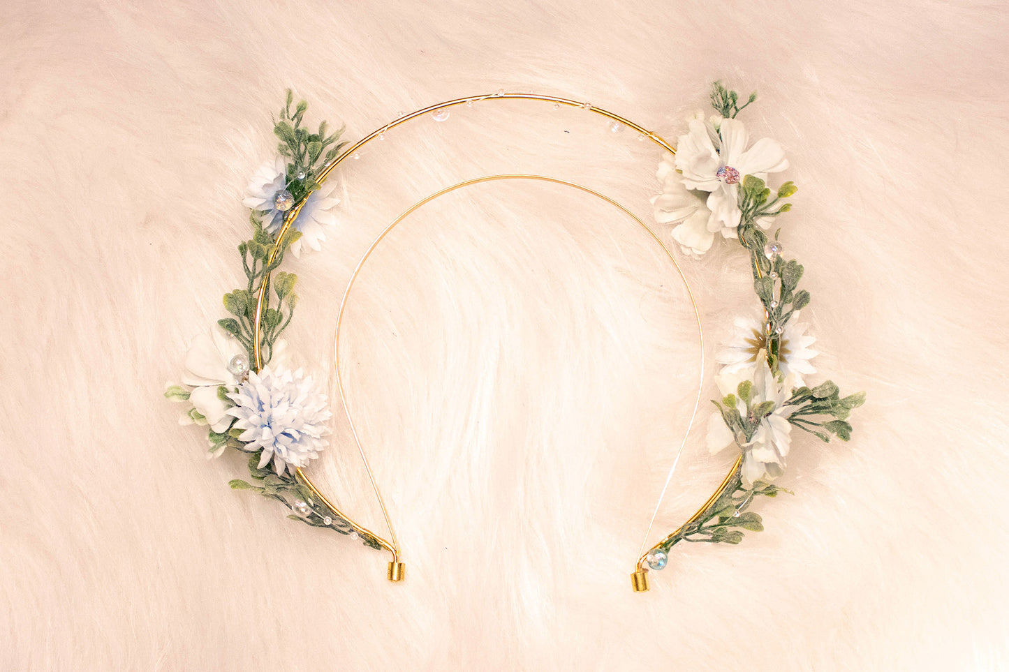 Frosted Serenity - Kleine Gouden Halo Crown met Licht Blauwe Bloemen | Handgemaakte Haaraccessoire voor Magische en Elegante stijlen | by Odette Design