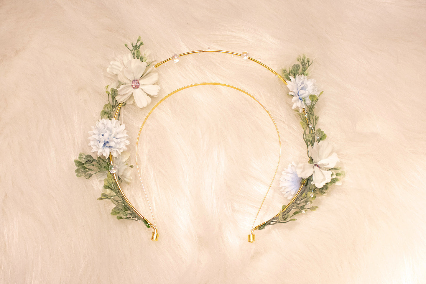 Frosted Serenity - Kleine Gouden Halo Crown met Licht Blauwe Bloemen | Handgemaakte Haaraccessoire voor Magische en Elegante stijlen | by Odette Design