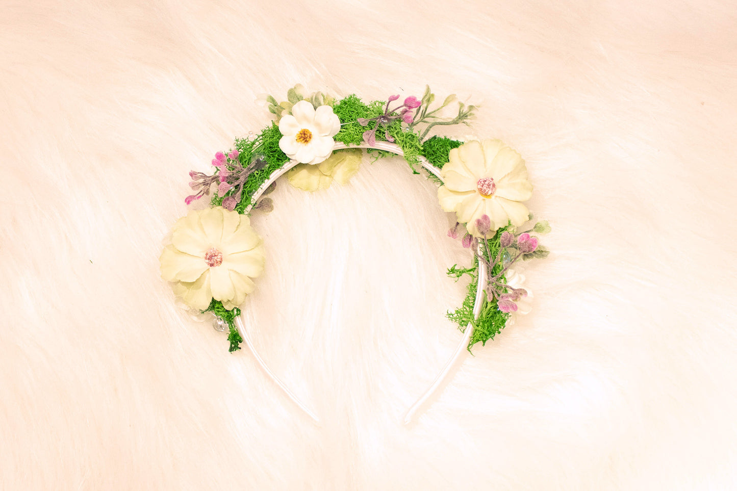 Forest Grace - Bloemenhaarband met Mos en Witte Bloemen | Handgemaakte Haaraccessoire voor Magische en Elegante stijlen | by Odette Design