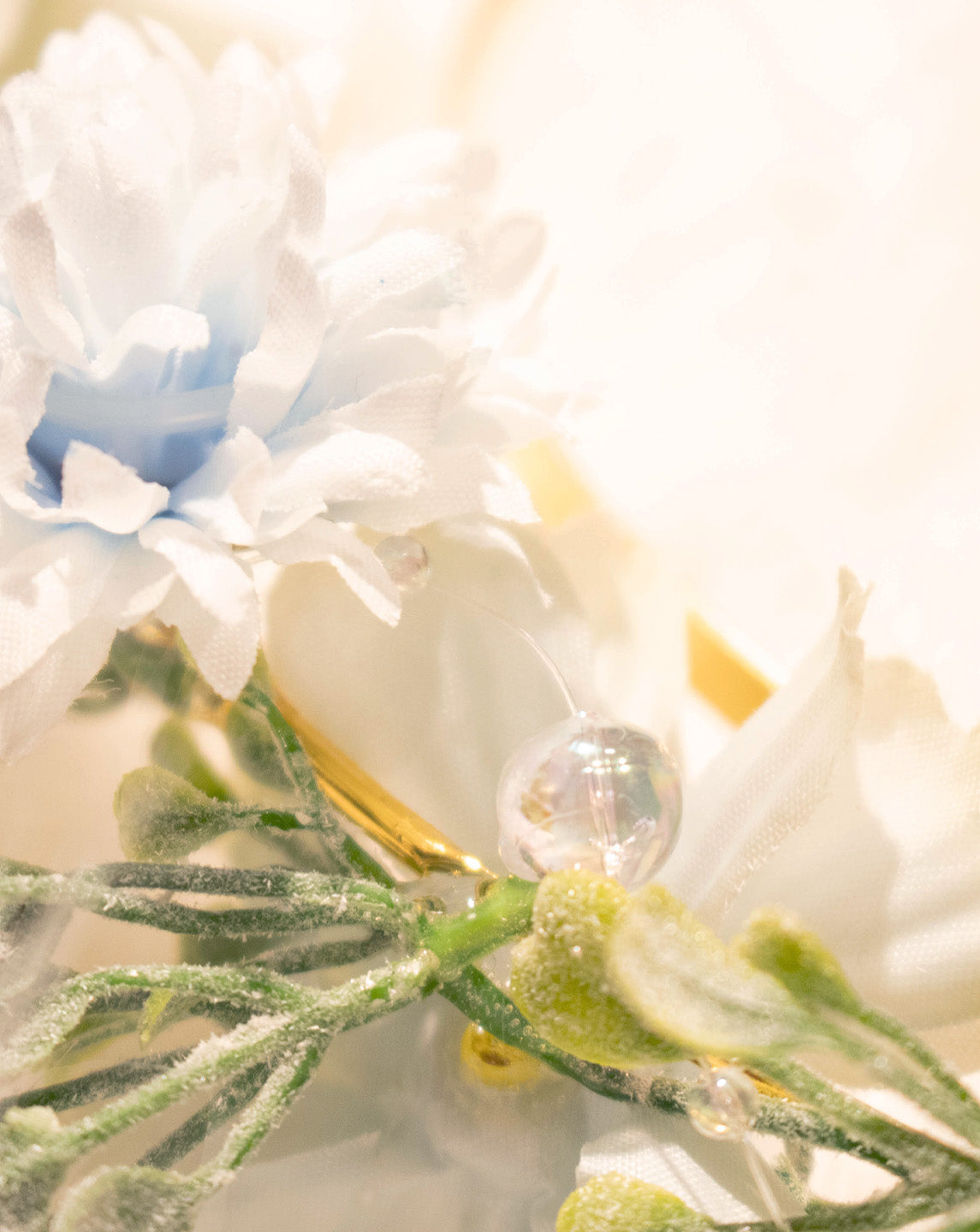 Frosted Serenity - Kleine Gouden Halo Crown met Licht Blauwe Bloemen | Handgemaakte Haaraccessoire voor Magische en Elegante stijlen | by Odette Design