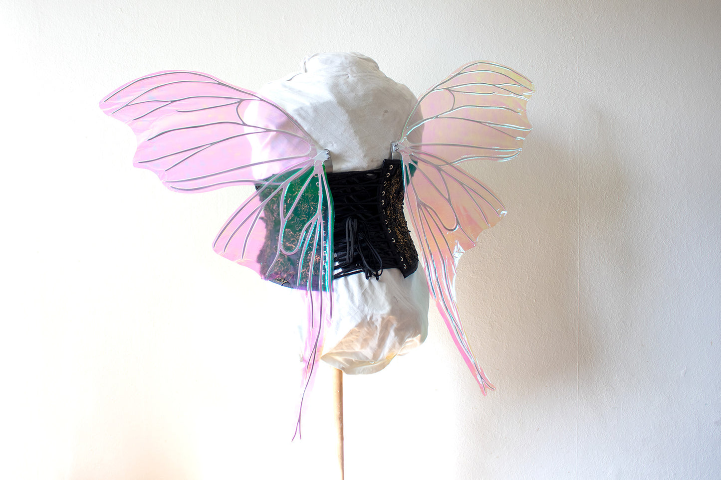 Handgemaakte vleugels met een verfijnd en etherisch ontwerp, geïnspireerd door de schoonheid van de vlinder/mot. Perfect voor kostuums en fantasy-evenementen.