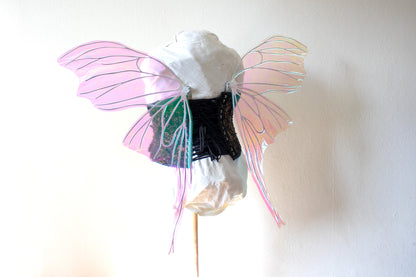 Handgemaakte vleugels met een verfijnd en etherisch ontwerp, geïnspireerd door de schoonheid van de vlinder/mot. Perfect voor kostuums en fantasy-evenementen.