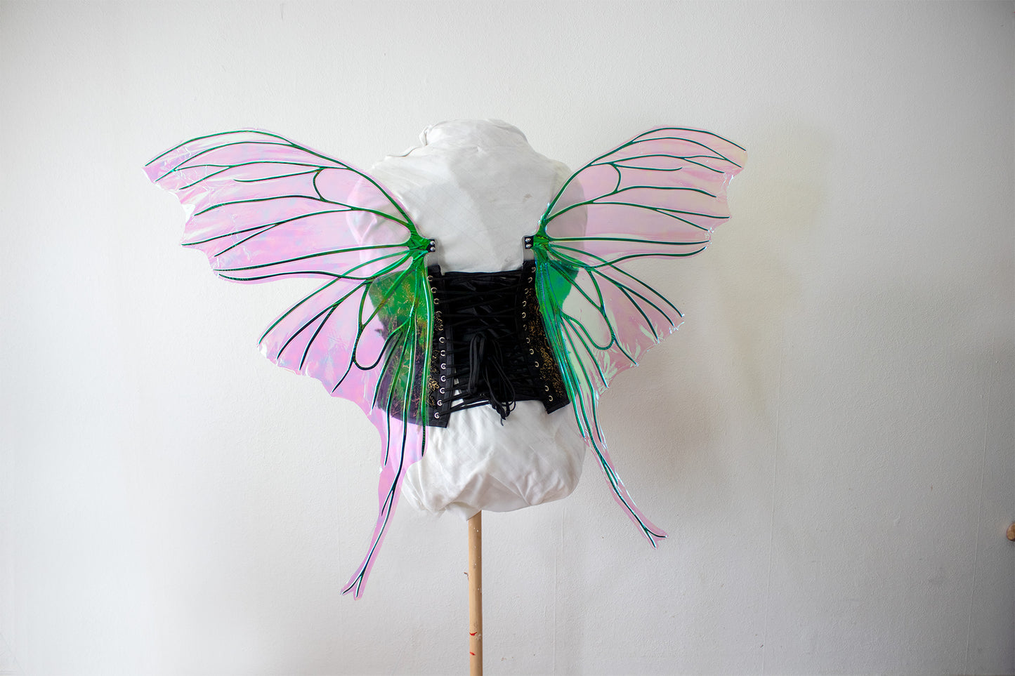 Handgemaakte vleugels met een verfijnd en etherisch ontwerp, geïnspireerd door de schoonheid van de vlinder/mot. Perfect voor kostuums en fantasy-evenementen.