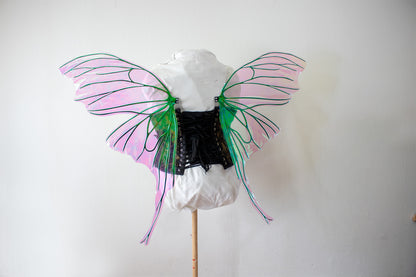 Handgemaakte vleugels met een verfijnd en etherisch ontwerp, geïnspireerd door de schoonheid van de vlinder/mot. Perfect voor kostuums en fantasy-evenementen.