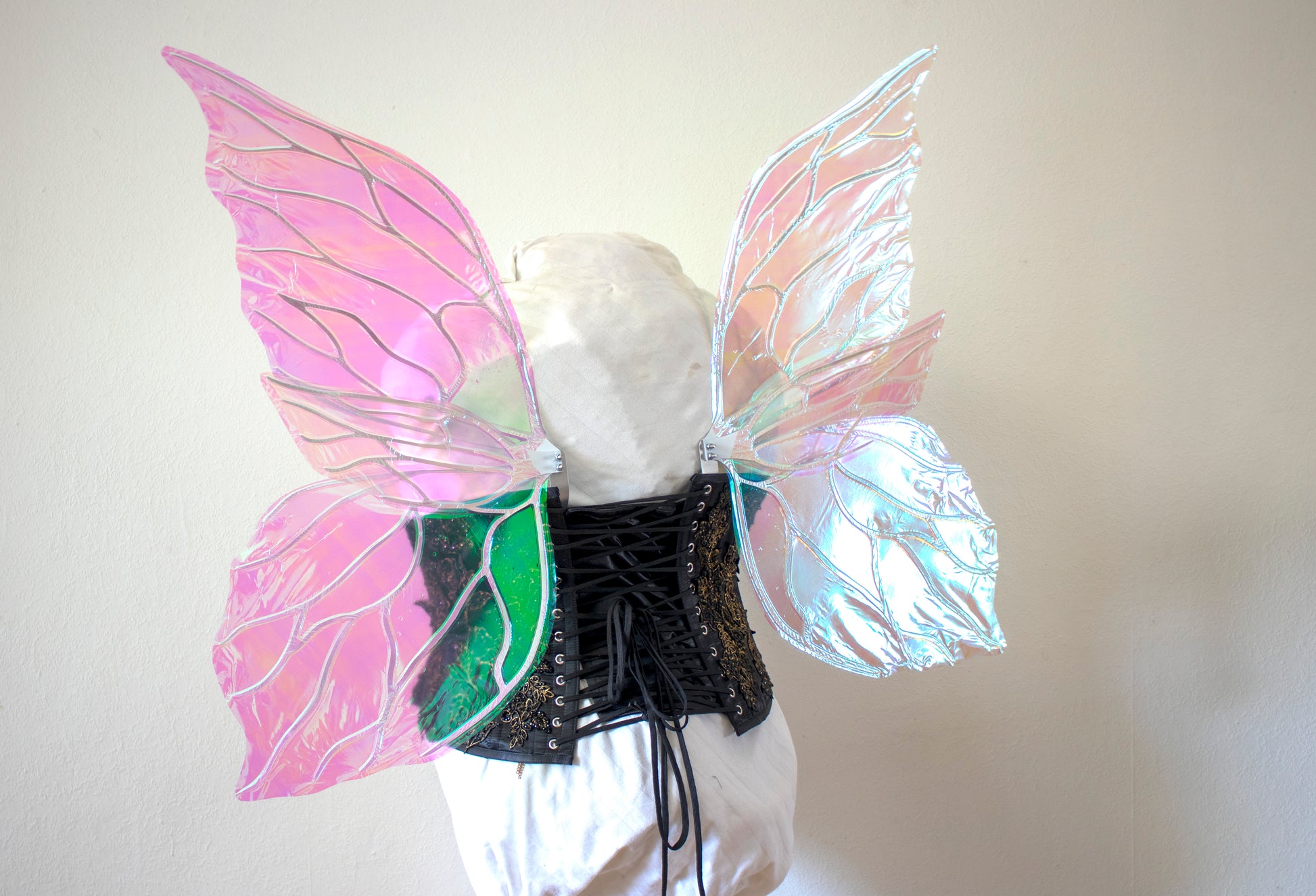 Handgemaakte vleugels met een verfijnd en etherisch ontwerp, geïnspireerd door de schoonheid van de vlinder/mot. Perfect voor kostuums en fantasy-evenementen.