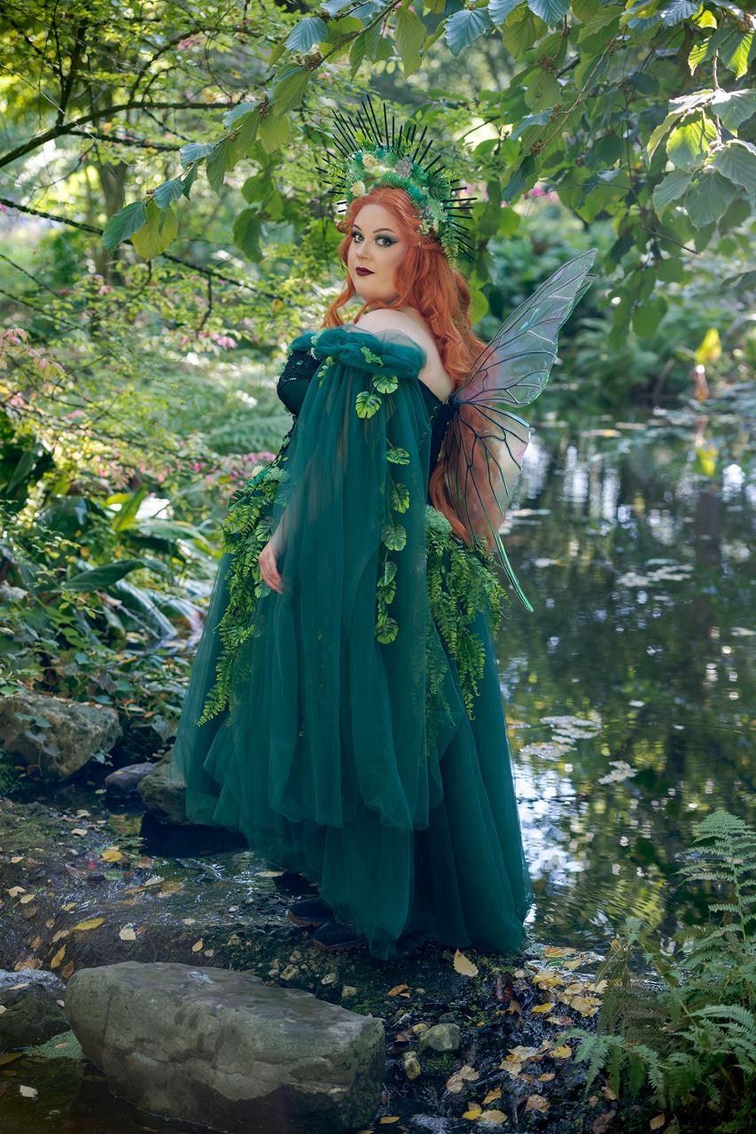 Volledig beeld van een smaragdgroene jurk, handgemaakt met een vloeiend en elegant ontwerp.